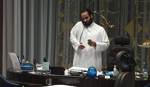 tmrrah9's tweet photo. #تمرة💢|| بدر العساكر عن روتين سمو ولي العهد🇸🇦بالعمل: 

-لا يرتدي الشماغ
-يداوم يوميًا ووصلت ساعات عمله إلى 12 ساعة 
-في بعض الفترات لم يكن يأخذ إجازته الإسبوعية ويداوم بالويكند
-صارم فيما يتعلق بإنجاز المهام
-مرح وبسيط 
-لا تعرف هل هو رئيسك أم صديقك...
-يحرص على بناء قدرات ومهارات فريقه