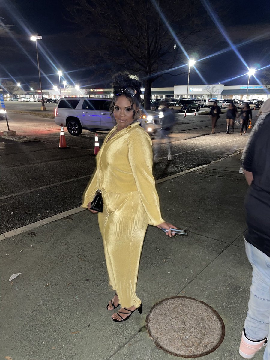 abooooogie's tweet image. Me going to @RainbowShops the day of New Year’s Eve to get this out fit. We look good on a budget.