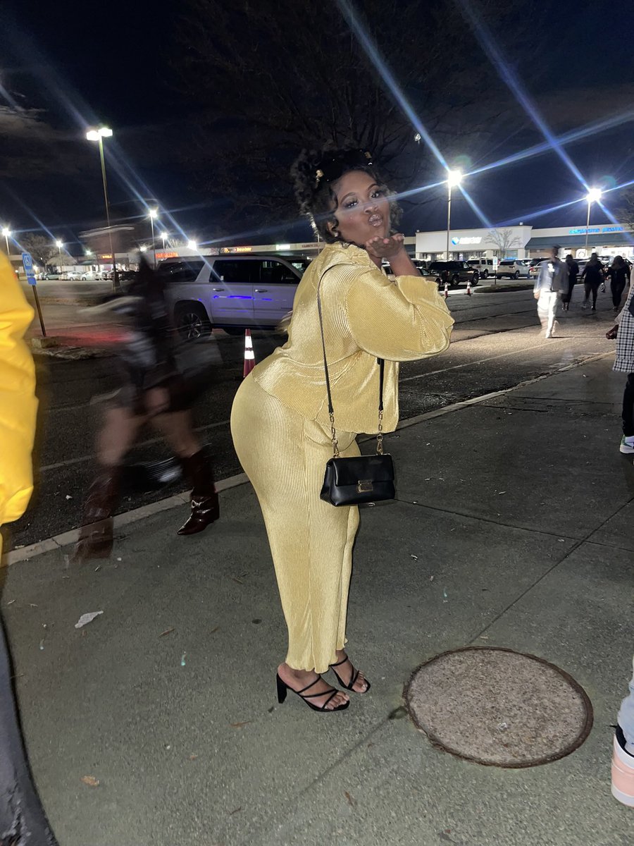 abooooogie's tweet image. Me going to @RainbowShops the day of New Year’s Eve to get this out fit. We look good on a budget.