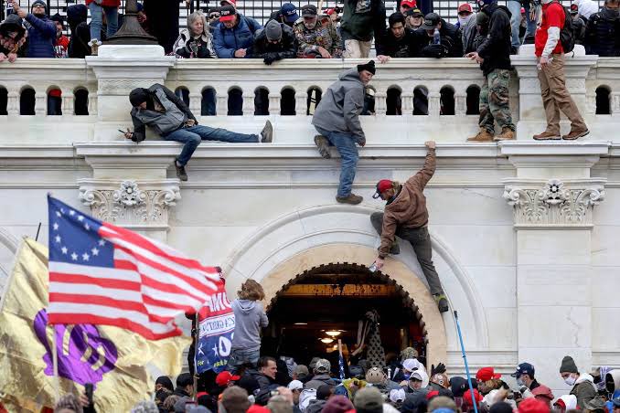 eleicoesempauta's tweet photo. 🇺🇸 2021: Nesta data, após um discurso inflamado do ex-presidente Donald Trump, seus apoiadores marcharam e invadiram o Capitólio, sede do legislativo norte-americano.

Eles queriam impedir a certificação da vitória de Joe Biden. Além disso, pediam o enforcamento de Mike Pence. https://t.co/EmMVOy4hM9
