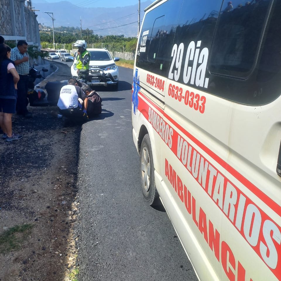En circunvalación al lago, Amatitlan, motociclista derrapó; Bomberos Voluntarios de la 29 Cía. aplicaron atención pre hospitalaria al paciente de 72 años de edad, para trasladarlo al Hospital Nacional local.-
#CVBalServicio