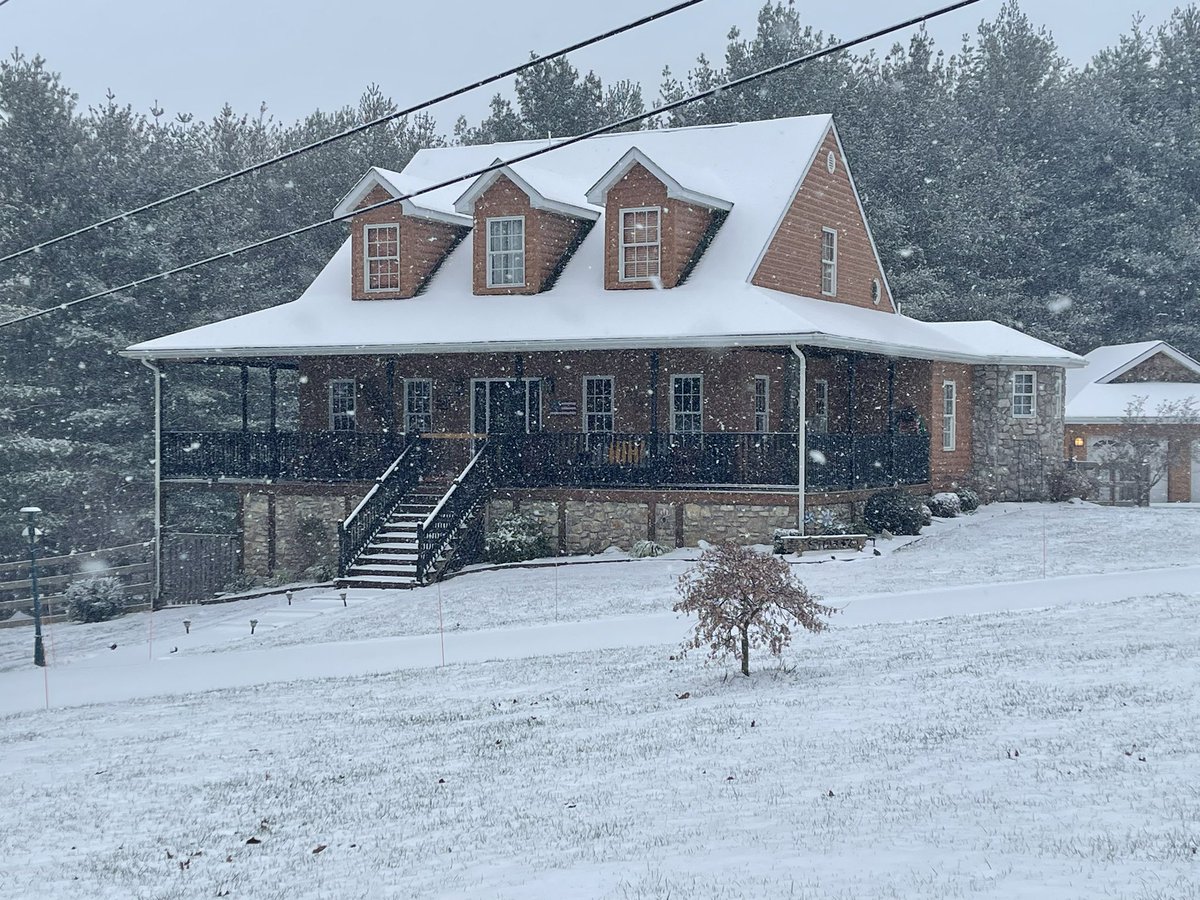 Dogmomma31's tweet photo. @dougkammerer snowing in Back Creek Valley, Hedgesville. 2” on the ground so far. Still snowing. https://t.co/Uya9pLJnKU
