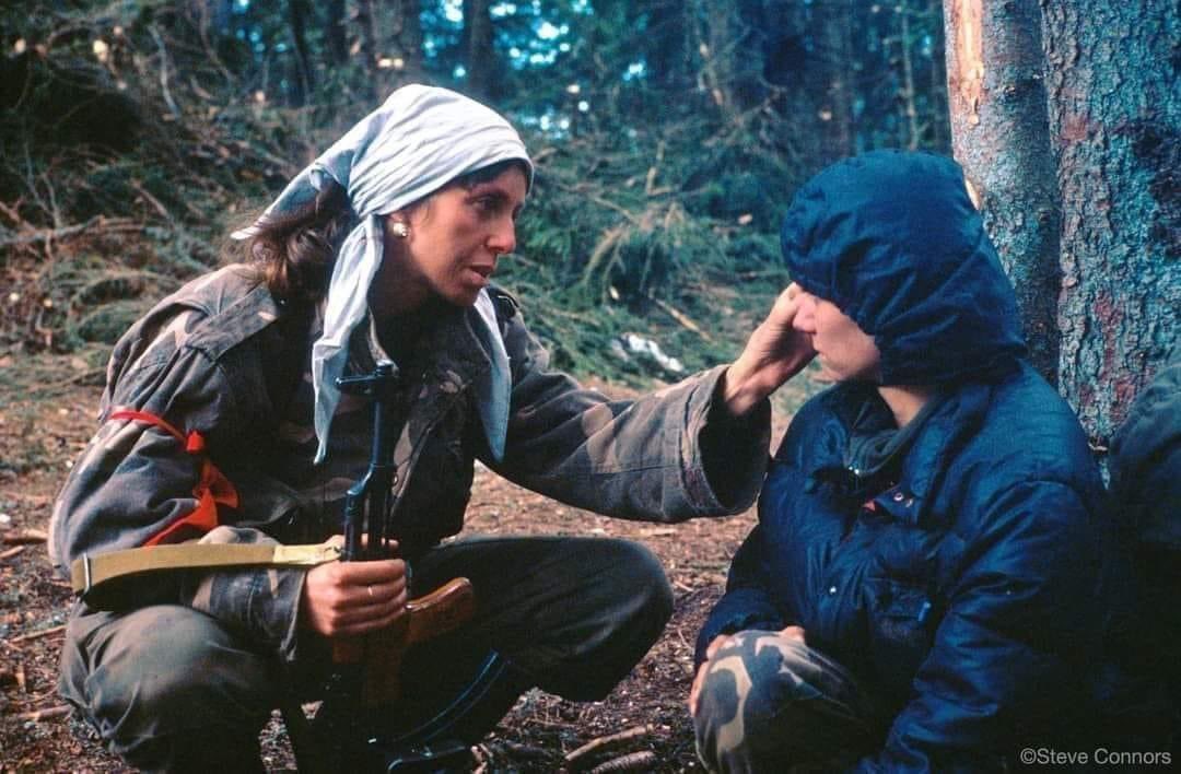 Bosnian soldiers Vahida and Jasmina during the war of aggression and genocide in Bosnia, 1995. ⚜️

Picked up a gun in defense of the homeland without hesitation. We owe them our lives.

#ThankYou #ARBiH