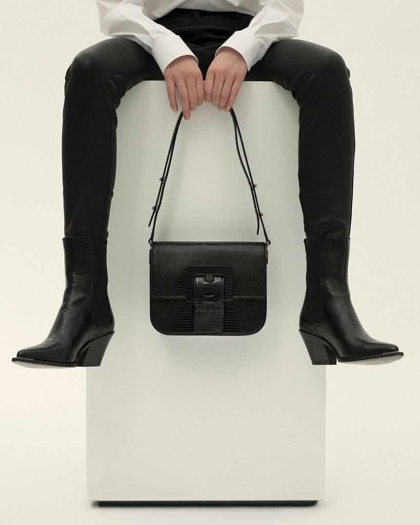 barbara_bui's tweet photo. Sculptural look, slightly curved, and is recognisable by its emblematic belt buckle, made entirely of leather, the "TOUCH ME" is a small architectural powerhouse.
#leatherbag #leatherboots #newcollection #winterfashion #parisianfashion  #barbarabui https://t.co/VGzWlyiy7O