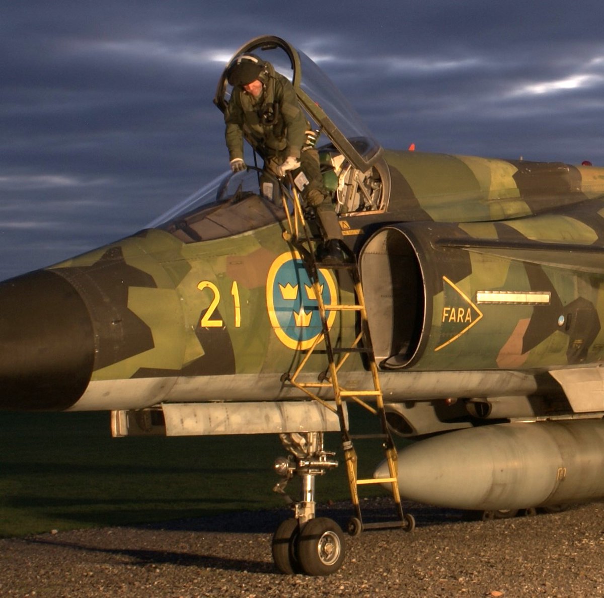 Last night we were chatting #NAMnightShoot & Saab #Viggen with @SteveVulcanXM & the best 'close-up' crew photo that we could muster is here! Can anyone do any better from October 2013?