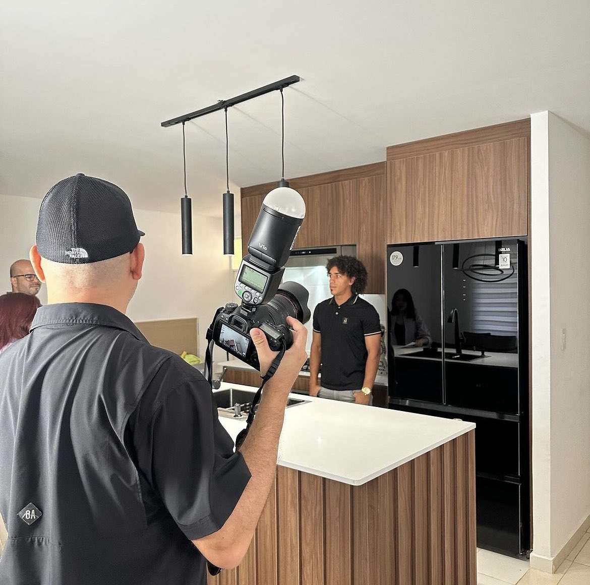 <a href="/luchospada/">Lucho Spada</a> publicó unas fotos en las que se ve a Adalberto Carrasquilla. Se trata de un documental de corte internacional sobre el futbolista panameño, que a finales de mes será transmitido: “Hoy realizando una producción para varios países junto a un crack de nuestra #marearoja