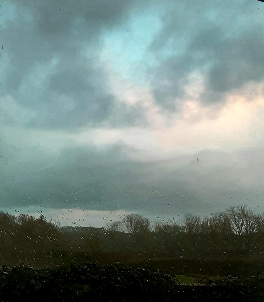 WarphobblerKaz's tweet photo. And yet another sudden Winter shower to soak my Amazon delivery, left on my doorstep instead of inside...my expensive new fountain pen's box has since dried out.
#creativephotography #cloudscapes #skyscapes #freezingcold #weatherobservation #weatherobserver #KazAlexander #SA10 https://t.co/wWU0g02qjA