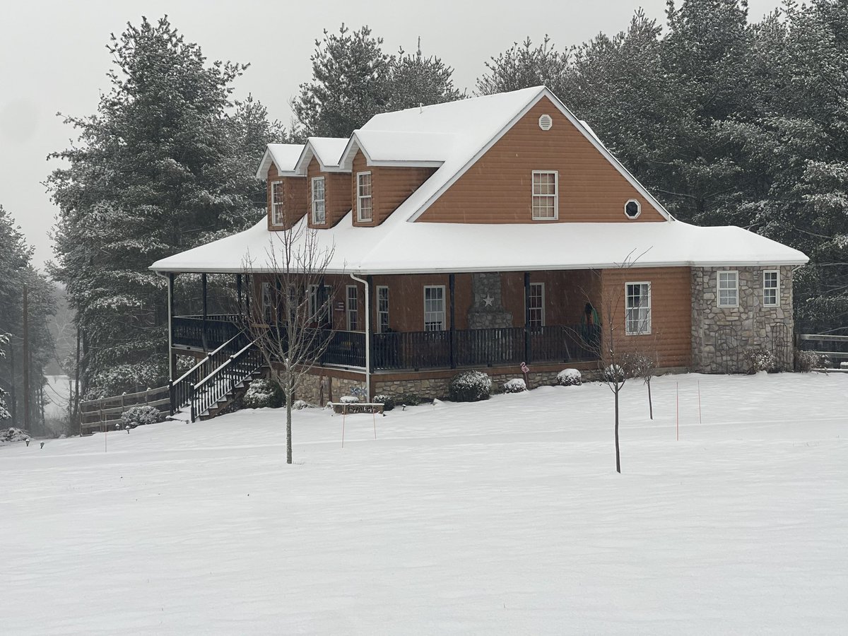 Dogmomma31's tweet photo. @dougkammerer 3:40pm in Back Creek, Hedgesville, WV.  4” on the ground. Now turning from snow to ice. https://t.co/z8XG12vs3V