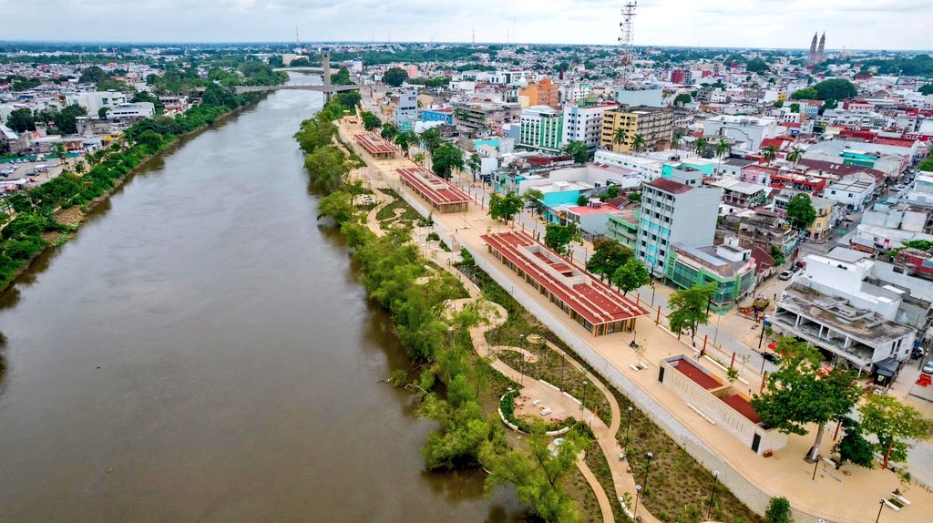 MeyerFalcon's tweet photo. Estamos trabajando en Villahermosa.

Con la presidenta municipal @YolandaOsunaH supervisamos ya los últimos detalles de la intervención en el malecón. Más de 6 km entre ambos lados de espacio público para el pueblo tabasqueño.

#VillahermosaLate 🐊 https://t.co/dLvSa5J8tE