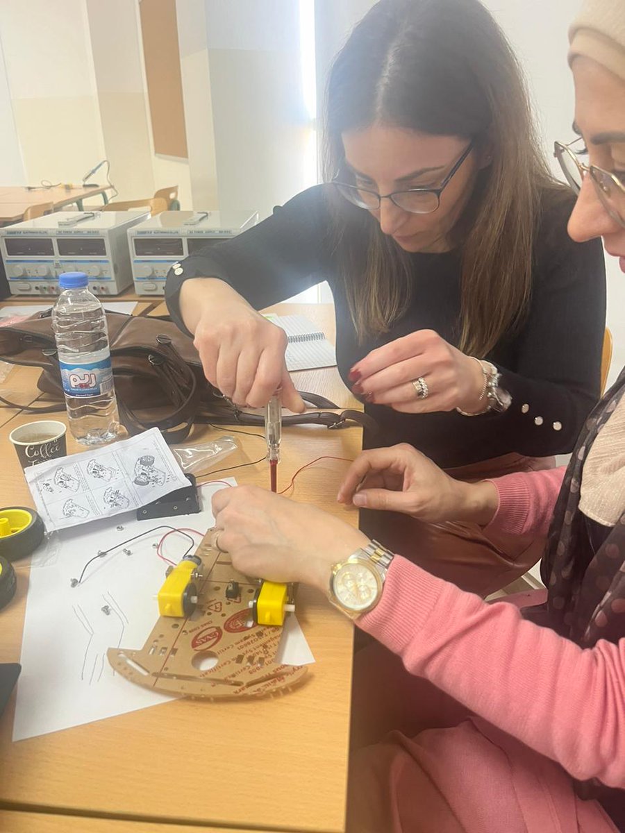 NassarSimone's tweet photo. Arduino competition during the last day of workshop in Zeidan Academy in collaboration with RHU #robotics #technology @ea_rania @Hhhsinfo @DidiSaleh10 https://t.co/mowAk4J8mG
