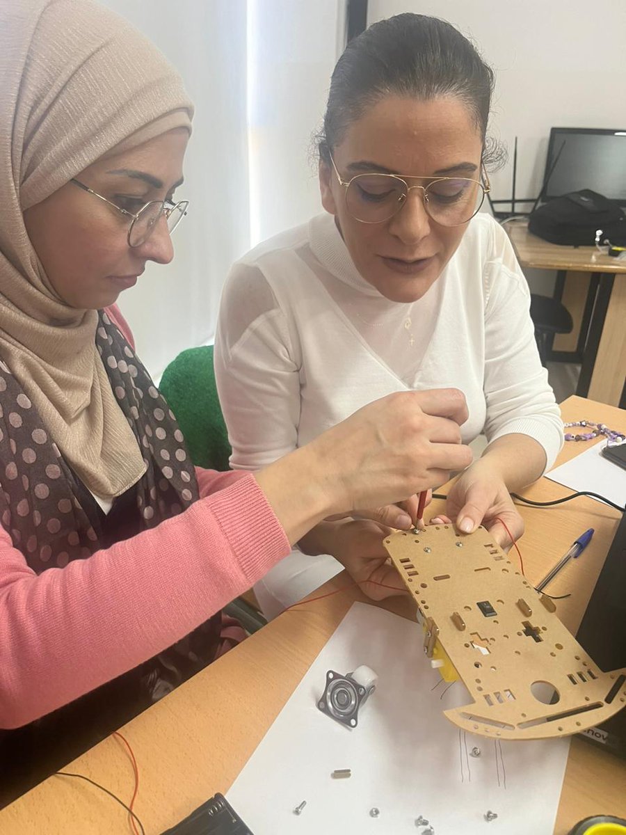 NassarSimone's tweet photo. Arduino competition during the last day of workshop in Zeidan Academy in collaboration with RHU #robotics #technology @ea_rania @Hhhsinfo @DidiSaleh10 https://t.co/mowAk4J8mG