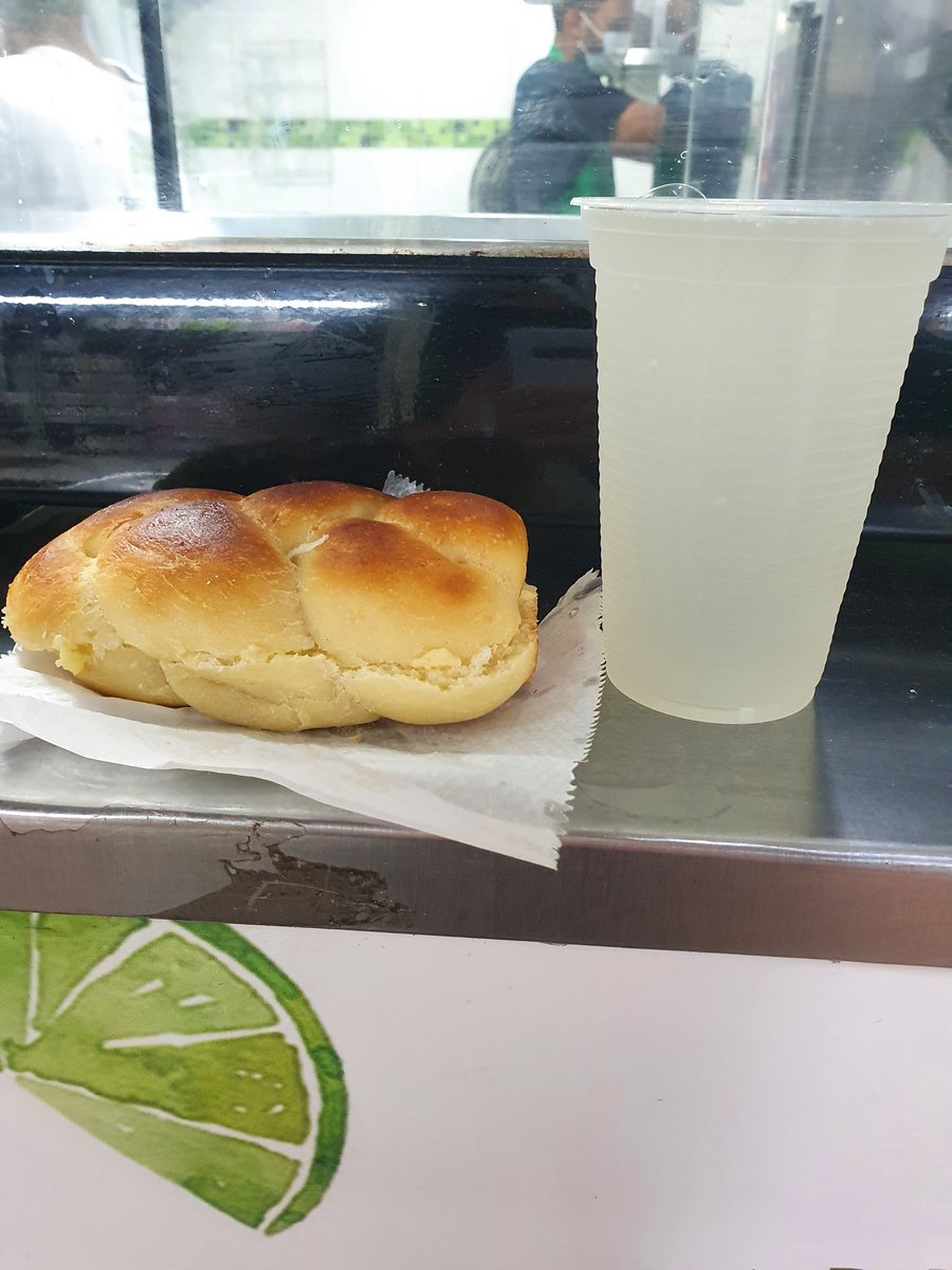 GuiHMDS's tweet photo. *TODA SEMANA UM LANCHE GOSTOSO DO CENTRO DE BH*
SEMANA 1: pão de batata c/manteiga e a tradicional limonada do Mercado Central feita na Tradicional Limonada do Mercado Central (R$ 8,00)
⬆️ a limonada é gelada e doce na medida certa e o pão é fofinho
⬇️o pão poderia ser + quente https://t.co/cOjcYUhOOu