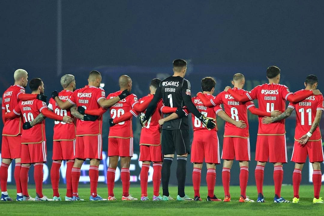 B24PT's tweet image. Benfica entrou em campo com 11 Eusébios, dez anos depois.