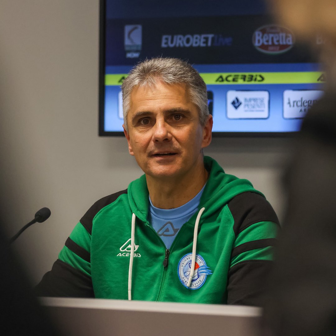 UCAlbinoLeffe's tweet photo. Il Post Match | Le parole di mister Lopez dopo #aL - @LRVicenza 0-0 (20a giornata SERIE C NOW @LegaProOfficial) 🎤
Guarda il video ▶️ https://t.co/zgFRZiZai7 📺
#SerieCNOW #ALBVIC #ForzaScècc #ForzaaL 💙 https://t.co/2d5tKLsSpj