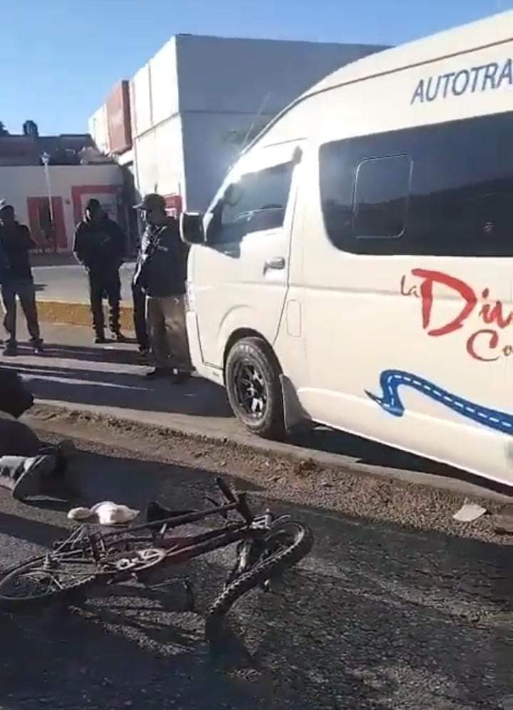 traficoaxaca's tweet photo. Fuerte accidente deja un ciclista  atropellado sobre la Calzada Madero frente a #Soriana, por una #Urvan por la empresa de la La Divina Concepción. #Noticias #Oaxaca https://t.co/ZgvrnFalUS