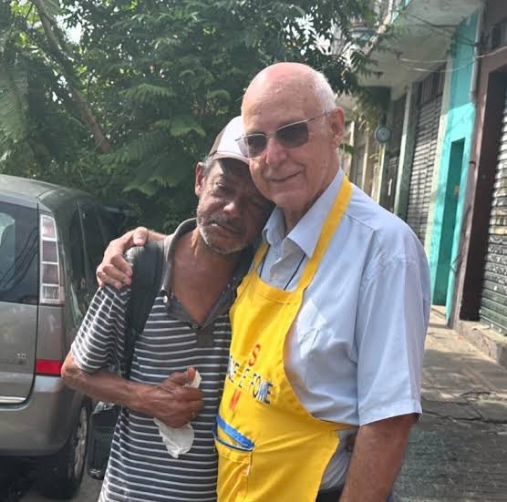 Um padre Júlio incomoda muita gente, dois padres Júlio  incomodam, incomodam muito mais. Três padres Júlio, incomodam muita gente, quatro padres Júlio, incomodam, incomodam, incomodam, incomodam muito mais..

Ou você incomoda e enfrenta o sistema, ou você é vencido por ele.