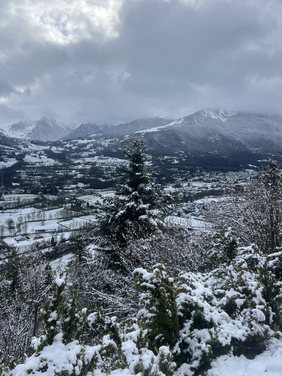 corinne_crabe's tweet photo. La neige ❄️ était attendue en #aurelouron aux abords de la station @SaintLaryAlti en montant vers #espiaube, les villages de #vielleaure #vignec sont magnifiques #pyrenees @Meteo_Pyrenees https://t.co/522krtMCQj