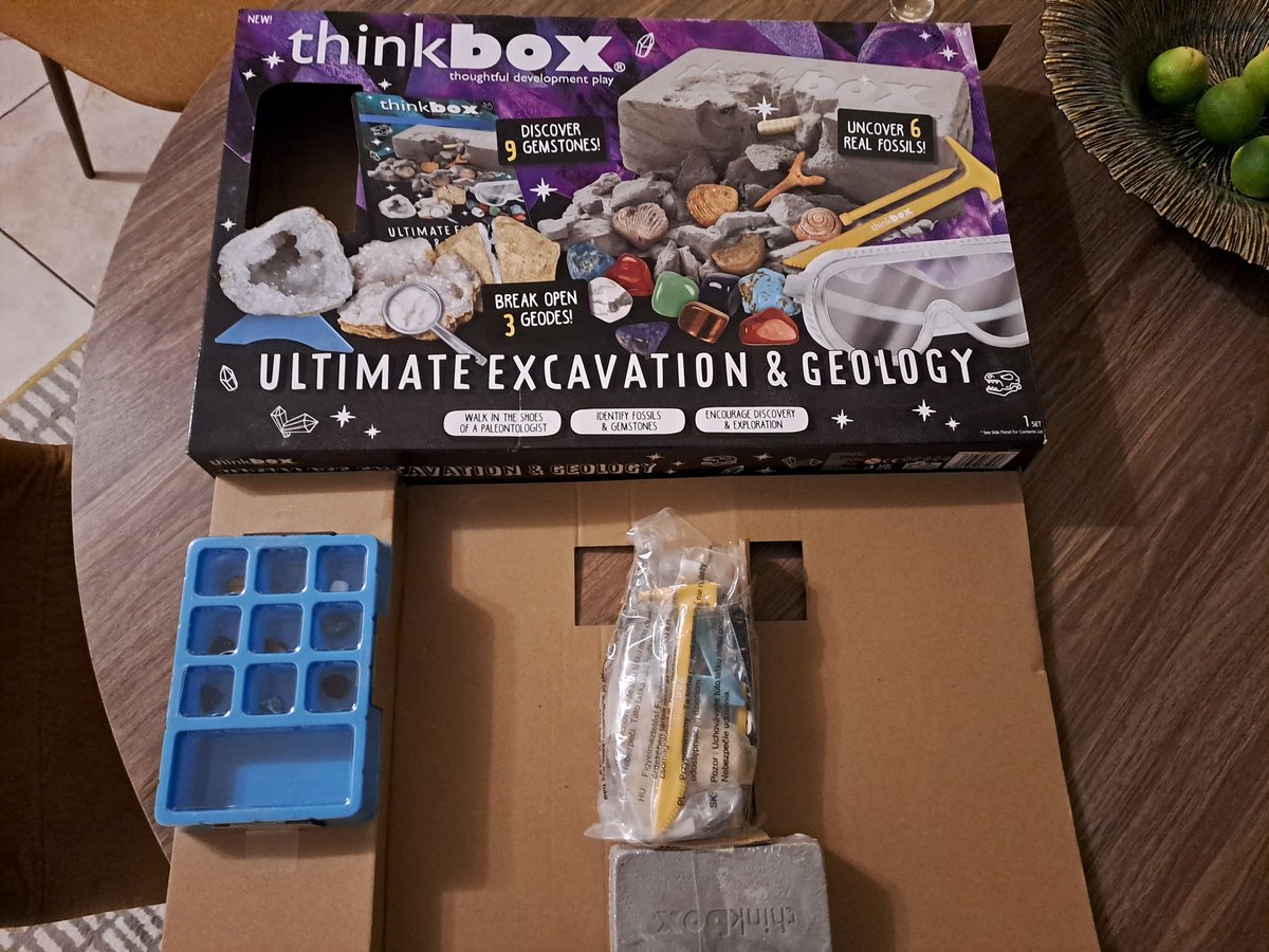 My son got a #ThinkBox for #excavation and #geology as part of a #Christmas present. What a waste of packaging, at least 80% of the box is empty and not useful. Picture on box is misleading also for the size of what you actually get #waste #climate #awareness