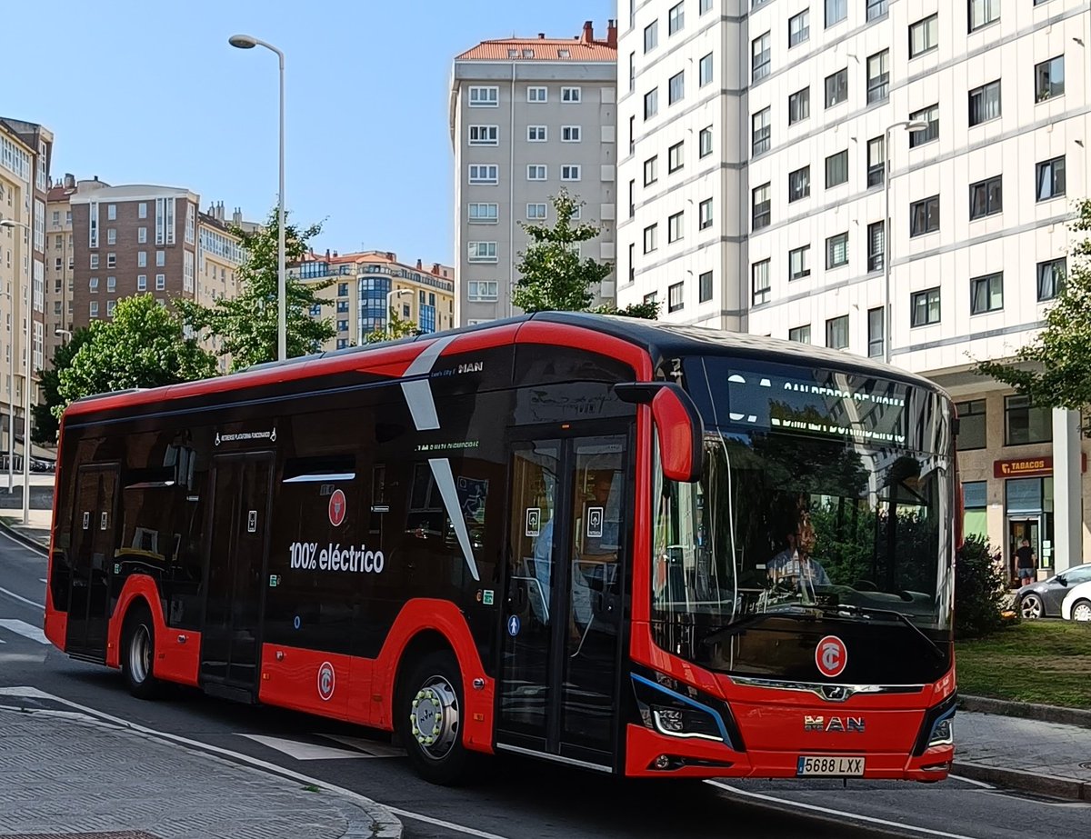 BlogBusurbano's tweet image. En cuanto a la duda que se plantea en el artículo del @idealgallego, respecto a si @TranviasCoruna piensa adquirir el #BusEléctrico que está haciendo servicio desde septiembre, creemos que el hecho de que luzca el n° de #Bus428 ya delata que "es miembro permanente de la flota".