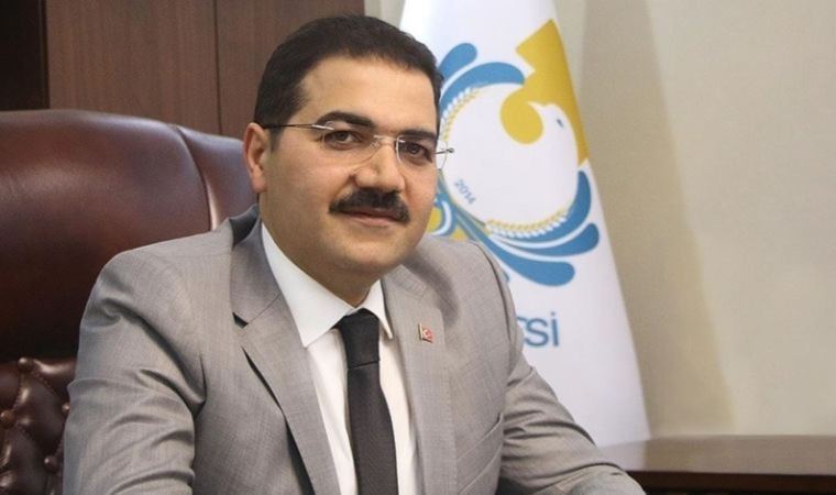 SN. MEHMET CAMPOLAT: 

TAKLAŞIK 1 SAAT ÖNCE KIRAMAYACAĞIM BİR GAZETECİ DOSTUM ARAYIP NE OLUR BİRAZ ARA VER. VY GECE BİRŞEY YAZMA DEDİ.  BENDE PEKİ DEYİP DURDUM. 

AMA SENİN ŞU BELEDİYEDE KAPINDA BAĞLAYIP KEMİKLE BESLEDİKLERİN. SÖZDE İŞÇİLERİN NEDEN DURMUYOR ? 
BELEDİYE OLARAK