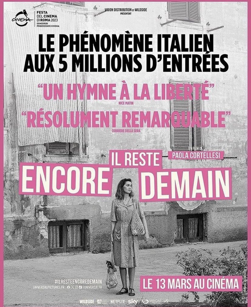 DrApocalypse's tweet photo. Dopo aver ieri superato i 34 milioni di euro d’incasso in Italia, #CèAncoraDomani sbarca nei cinema d’Oltralpe il 13 marzo. 
Paola Cortellesi alla conquista di Francia.
Questo è il poster 👇 https://t.co/yZKaXQoXos