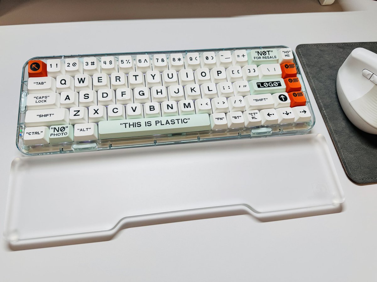 늦은 새해 인사 드립니다!

새해를 맞이해서 새 키보드를 구입해봤는데요,, 공격적인 비주얼에 이끌려서 사고 봤더니 키감이 너무 좋은 것 🥹

새 키보드로 열심히 집필에 박차를 가해보겠습니당. 3월에 신작으로 찾아뵐게요. 작가님들 모두 화이팅! 👏💪