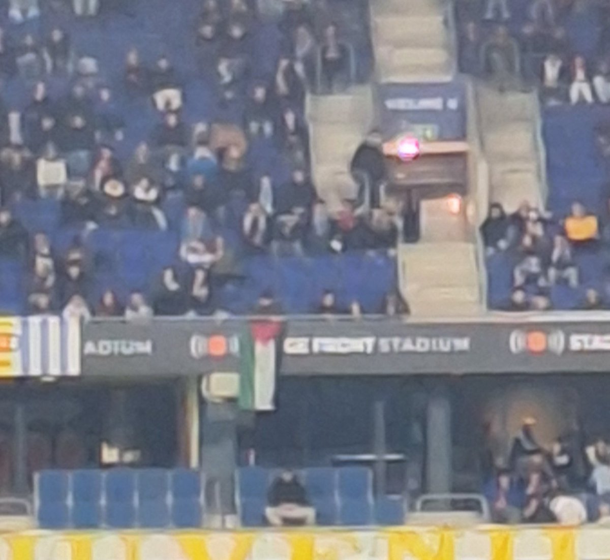 Els de "Només la blanc i blava", avui calladets? 🤐