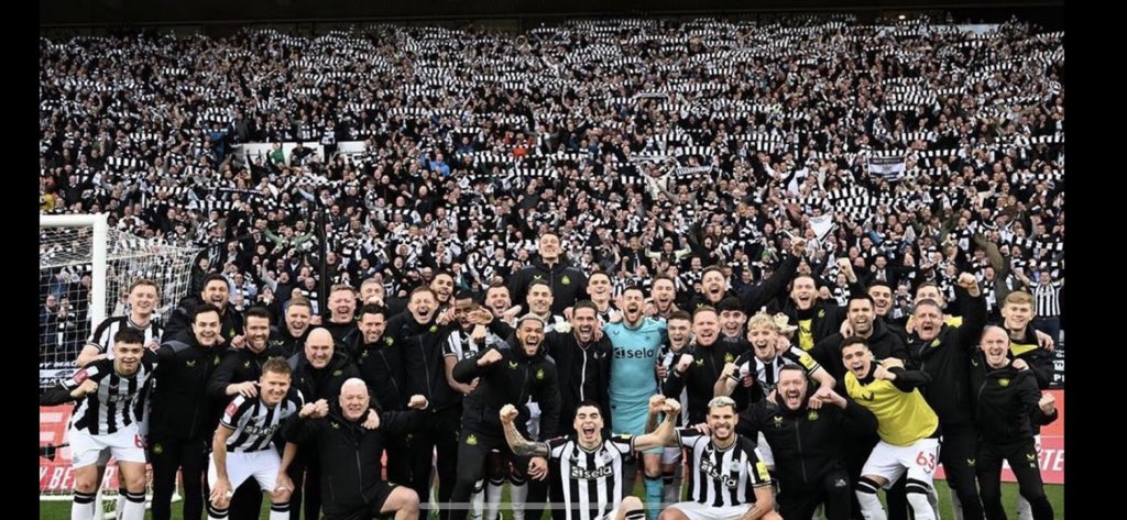 What a fucking photo 😂😂😂🖤😭🖤⚪️⚪️