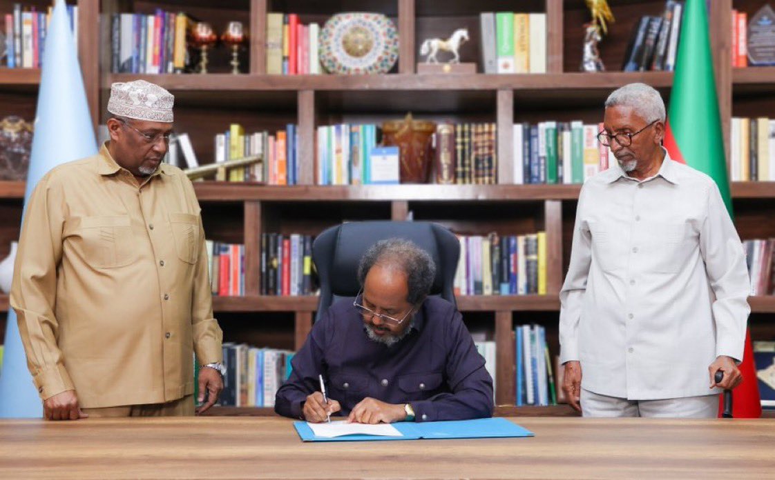 عاجل: الرئيس الصومالي <a href="/HassanSMohamud/">Hassan Sheikh Mohamud</a> يوقع قانونًا أقره مجلسا البرلمان لإبطال مذكرة التفاهم الموقعة بين إثيوبيا وأرض الصومال.

وقال على موقع X: "لقد وقعت هذا المساء على قانون إلغاء مذكرة التفاهم غير القانوني بين حكومة إثيوبيا وأرض الصومال".