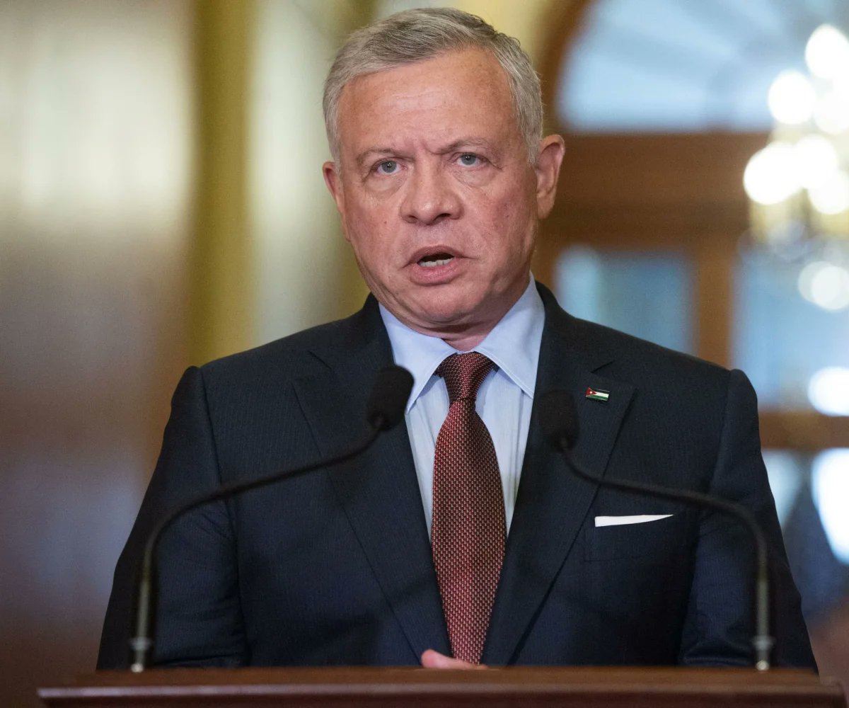 GlobeEyeNews's tweet photo. King Abdullah II Message to World:

1000 years before the Geneva Conventions, Umar ibn al-Khattab ordered Muslim soldiers not to kill a child, a woman, not to destroy a tree or a church. https://t.co/MavXUlOzgF