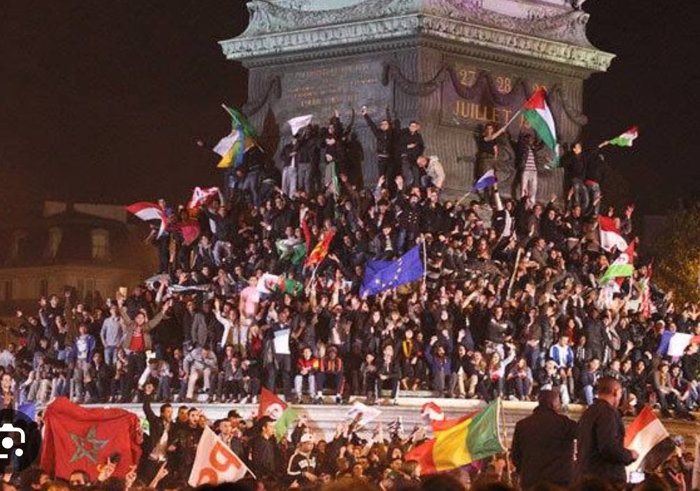 Oxitan30's tweet image. Depuis le 6 mai 2012, je sais que la France est morte...
Ce jour-là, Hollande est élu, et fête sa victoire avec des drapeaux étrangers..
Aucun pays au monde n'accepterait ça.
Et nos politiques ne font rien... Hormis tweeter..
#BFMTV #CNews #faceabockcote #LoiImmigration