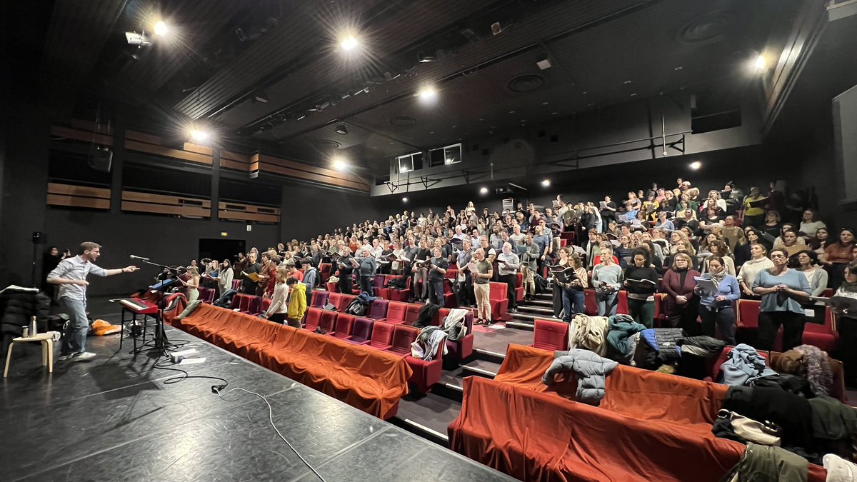 ChoeurNouvelle's tweet photo. Avec @AcadOChoeur et d’autres choristes du Poitou Charentes #500voixpourQueen 🤩🎶 https://t.co/pBDn74xJq9
