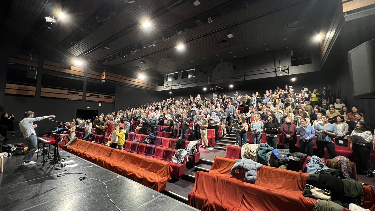 ChoeurNouvelle's tweet photo. Avec @AcadOChoeur et d’autres choristes du Poitou Charentes #500voixpourQueen 🤩🎶 https://t.co/pBDn74xJq9