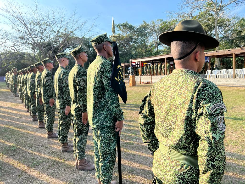 FuerzasMilCol's tweet photo. En la Base de Entrenamiento de Infantería de Marina de @ArmadaColombia en Coveñas, 142 Infantes de Marina entre ellos 15 mujeres, se graduaron del curso de dragoneante demostrando su liderazgo y compromiso #SimpreFirmes https://t.co/zR6mj4n7d3