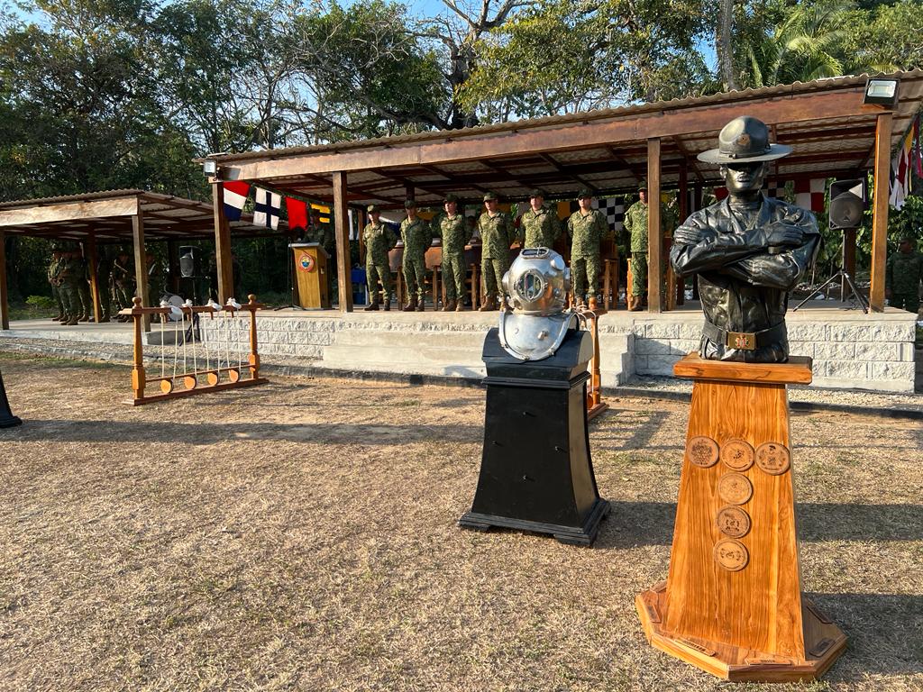 FuerzasMilCol's tweet photo. En la Base de Entrenamiento de Infantería de Marina de @ArmadaColombia en Coveñas, 142 Infantes de Marina entre ellos 15 mujeres, se graduaron del curso de dragoneante demostrando su liderazgo y compromiso #SimpreFirmes https://t.co/zR6mj4n7d3