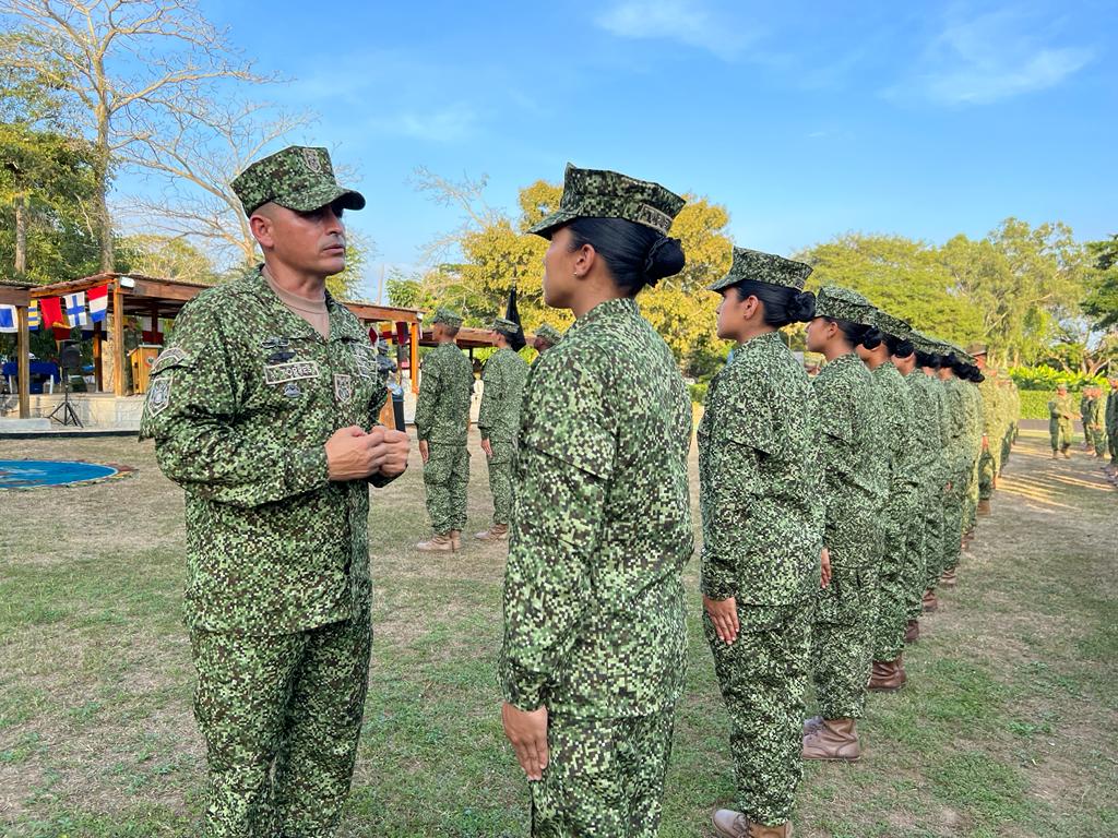 FuerzasMilCol's tweet photo. En la Base de Entrenamiento de Infantería de Marina de @ArmadaColombia en Coveñas, 142 Infantes de Marina entre ellos 15 mujeres, se graduaron del curso de dragoneante demostrando su liderazgo y compromiso #SimpreFirmes https://t.co/zR6mj4n7d3