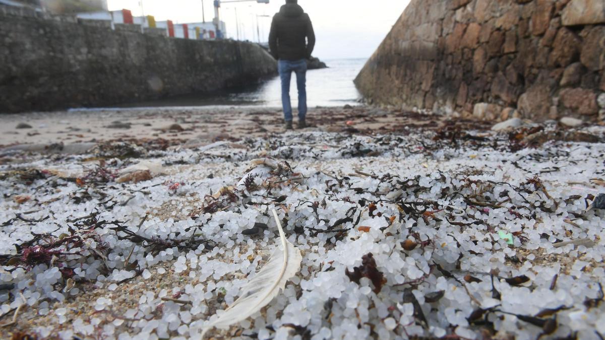 laopinioncoruna's tweet photo. El vertido de pellets de plástico se extiende a más zonas de la costa de A Coruña y comarca: O Portiño y Oleiros ‼ https://t.co/ZqYdM9IpJ9 https://t.co/16R6Qvojd0