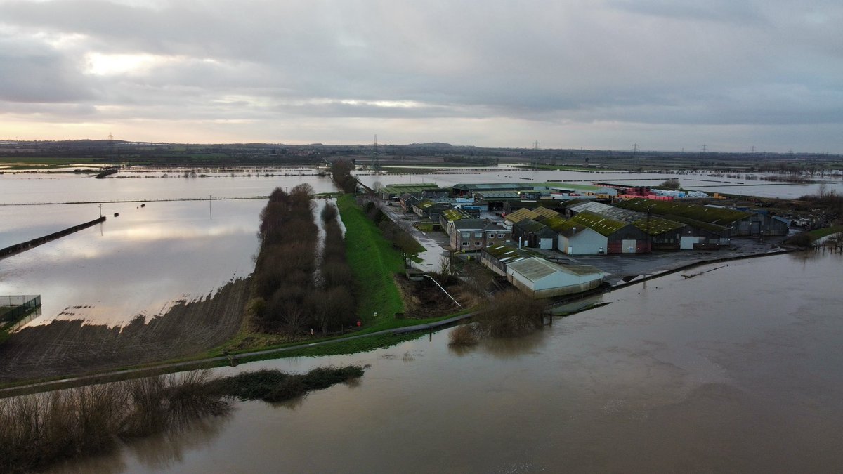 WainsWorld89's tweet photo. #RiverTrent this afternoon at Gainsborough #flooding @LincsLive https://t.co/zFcG1eeafy