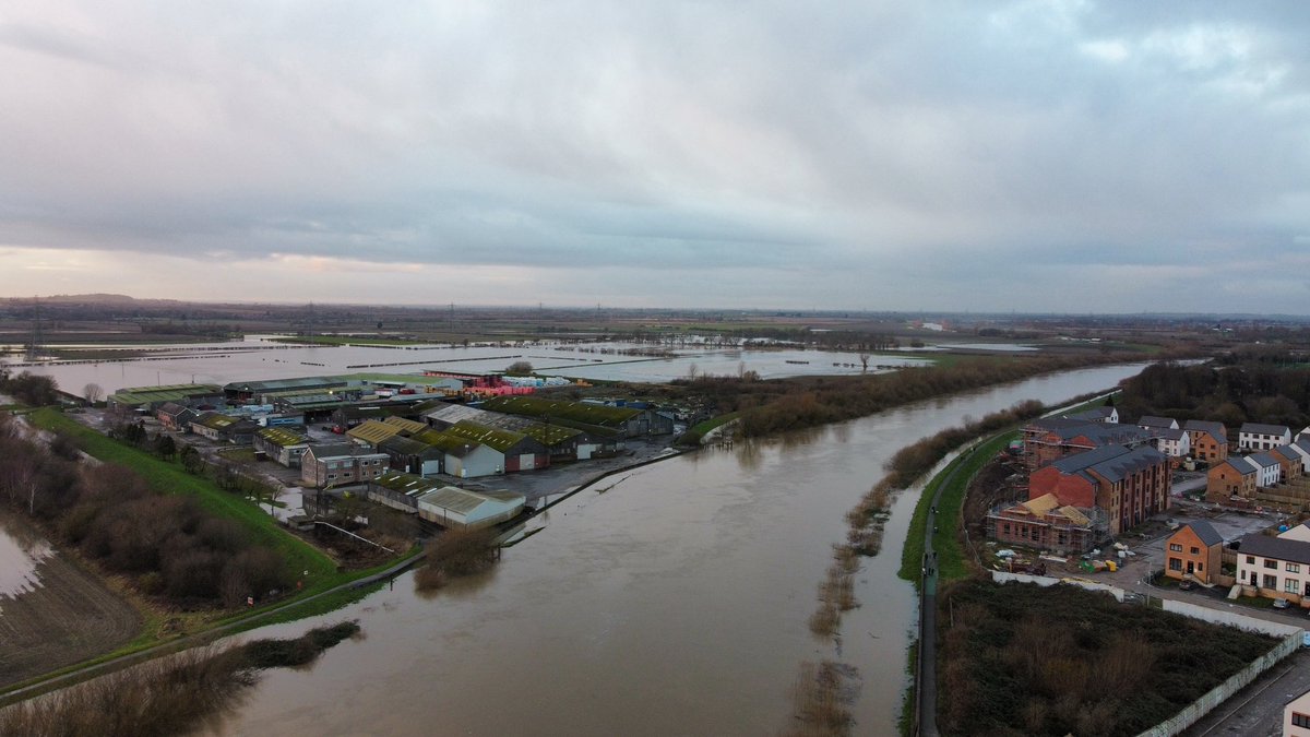 WainsWorld89's tweet photo. #RiverTrent this afternoon at Gainsborough #flooding @LincsLive https://t.co/zFcG1eeafy