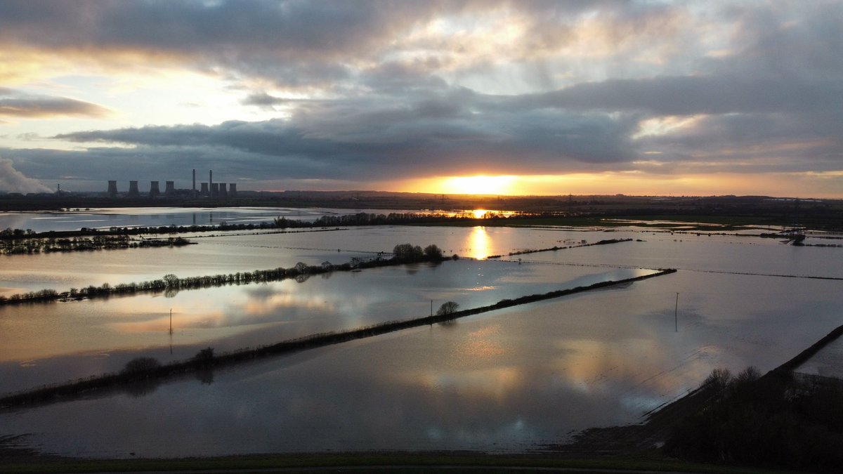 WainsWorld89's tweet photo. #RiverTrent this afternoon at Gainsborough #flooding @LincsLive https://t.co/zFcG1eeafy