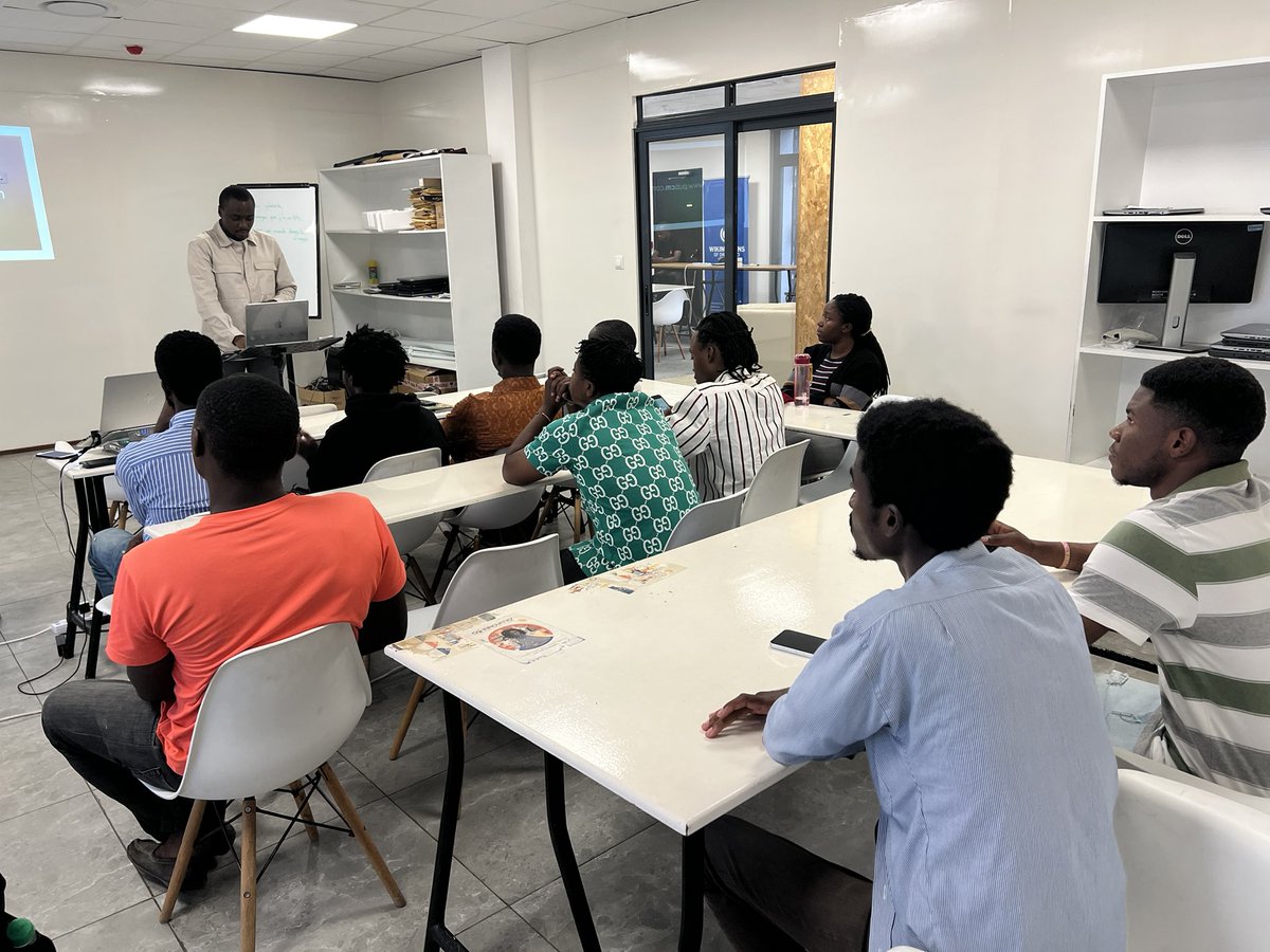 elielmathe's tweet photo. En tant que jeunes Congolais, il est crucial de se former à l’Intelligence Artificielle en 2024. J’ai eu l’honneur de partager mes connaissances et d’offrir une formation aux talentueux membres de la cohorte EclosionHub à l’@ifgoma. #Innovation #TechEducation #RDC https://t.co/BFUbj79oL3