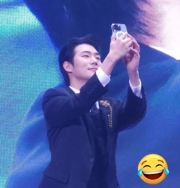 이 셀카들 하루빨리 올려주시길 바랍니다...(제발요🥲🥲