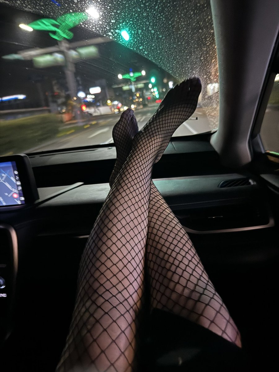 難得穿網襪 😘