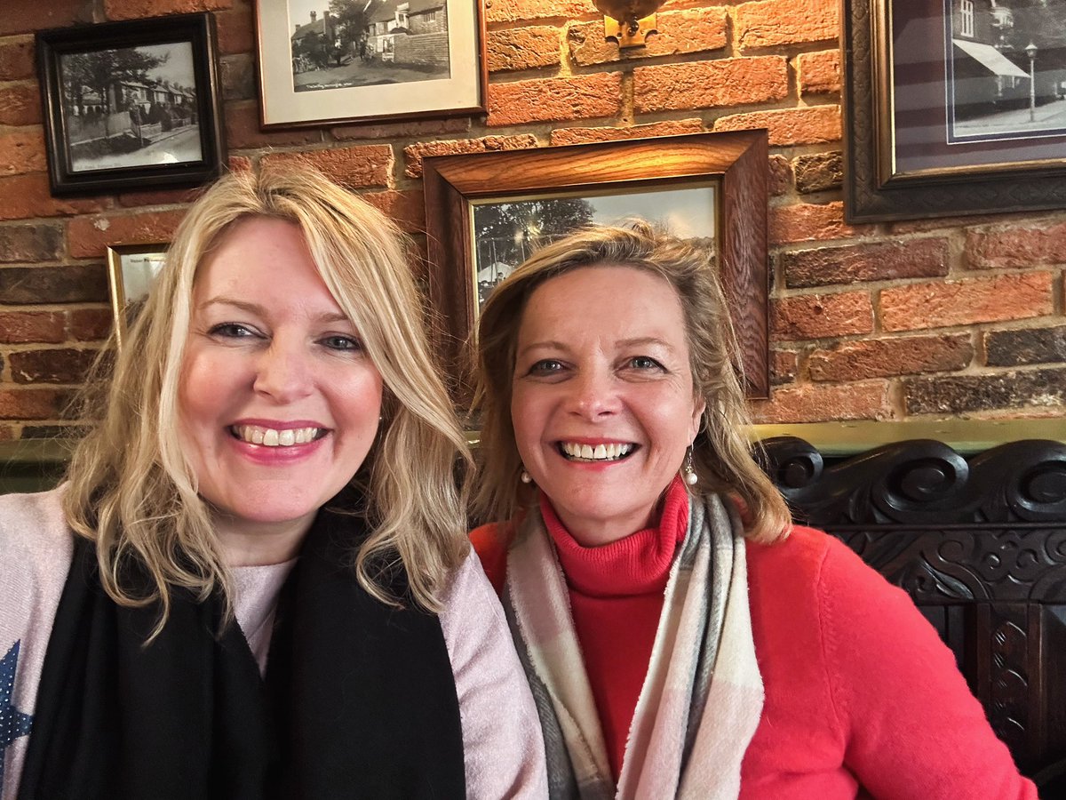 mimsdavies's tweet image. Quick post walk on a farm for work (explains my hat hair!!) and lovely catch up lunch on Friday with my gal pal &amp;amp; local 🌟 @Kristy_UK in #BurgessHill at the fab Woolpack - the place for  always very yummy potato 🥔 skins 😋-one healthy one had  soup 🥣 - not me !!