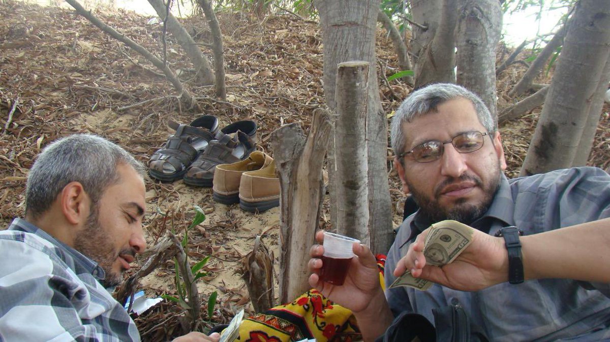 #عاجل صورة المدعو #محمد_الضيف مع الدولارات! 

هذه الصورة التي تم كشفها من احد الحواسيب التي تم ضبطها خلال العملية البرية في غزة. انظروا إلى الصورة هذا ما يهم قادة حماس - الأموال، الدولارات! 

قادة حماس في النعيم وشعب غزة في الجحيم!