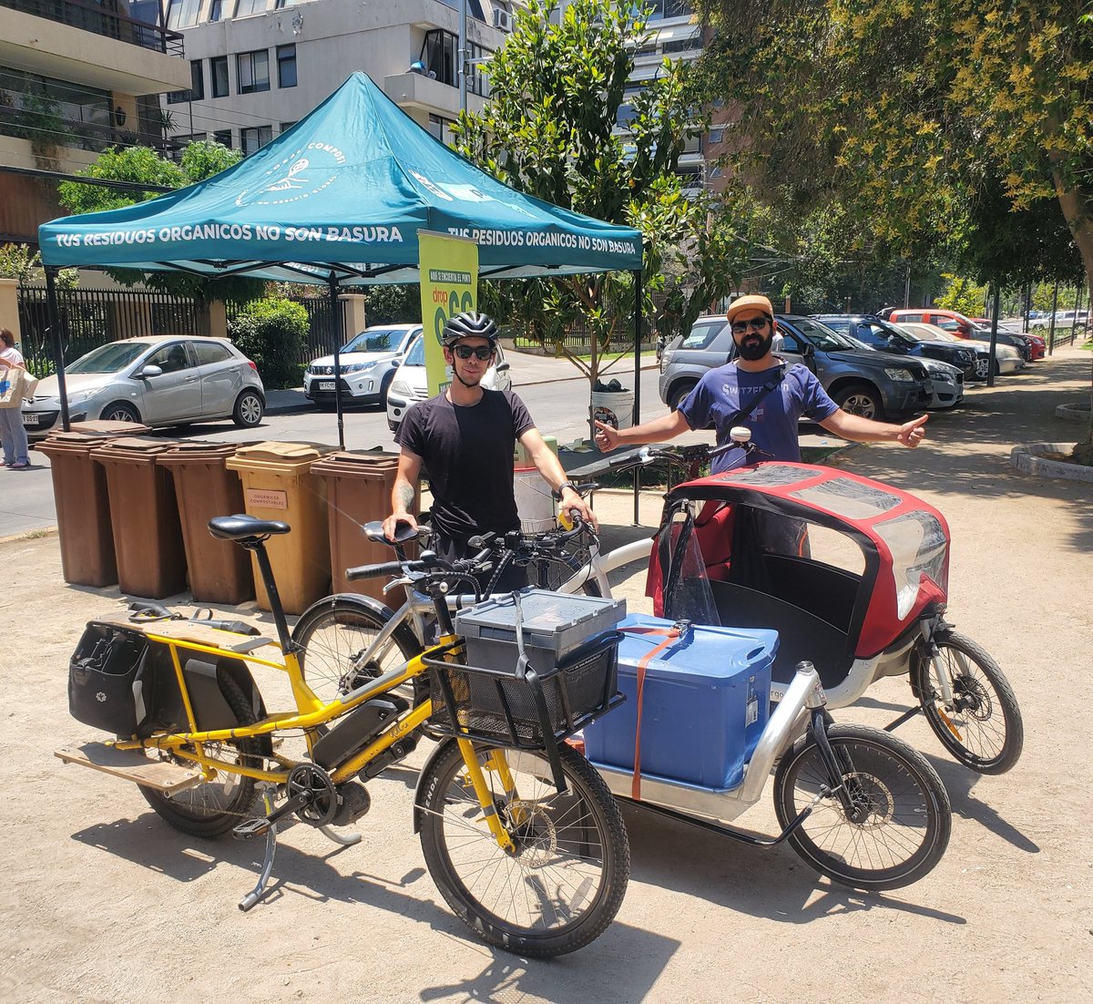 No soy el único que va a dejar los residuos orgánicos en bici. Acá nos topamos con <a href="/CleteroAmb/">CleteroAmbientalista</a> y <a href="/sebasldn/">Sebastián Saldaña</a> 💪
