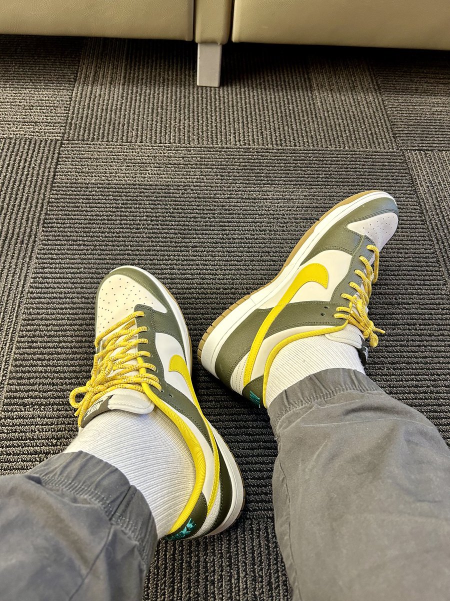 padresbrnnbred's tweet photo. My amazing wife gifted me my first pair of dunks for Xmas. I love this cargo khaki/vivid sulfur color way and the rope laces are the kicker. https://t.co/c5CbD8lfX3