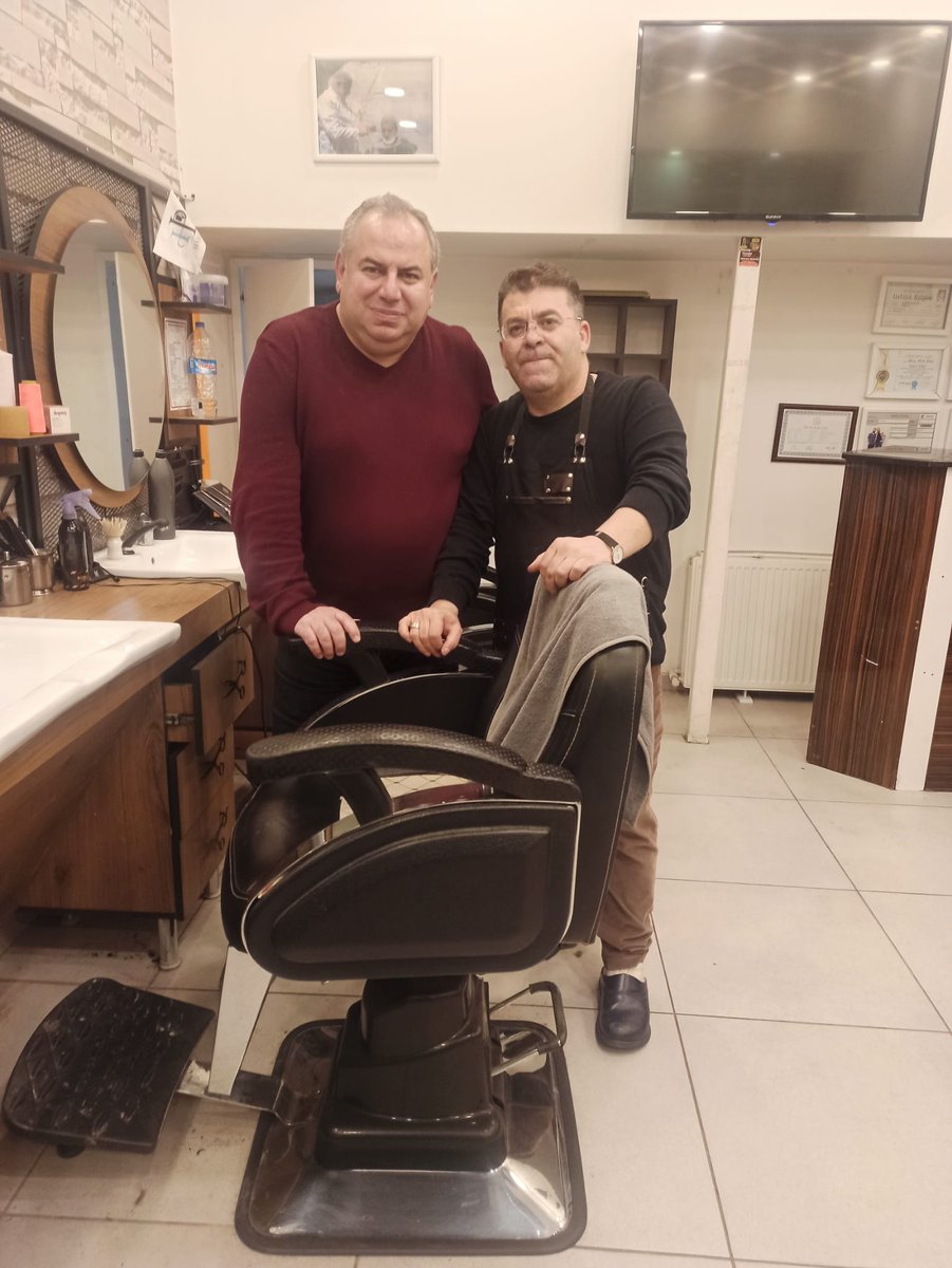 Mesut Eren, berber. İyi bir dost, iyi bir esnaf. Yıllardır saç ve sakalım ona emanet. DEM Parti Edremit Belediyesi Eş Başkan A. Adayı "Belediye başkanı olursan traşa devam edecek misin" dedim."Evet yaşlı ve bakıma muhtaç kişileri hafta sonları kendi ellerimle traş edeceğim" dedi.