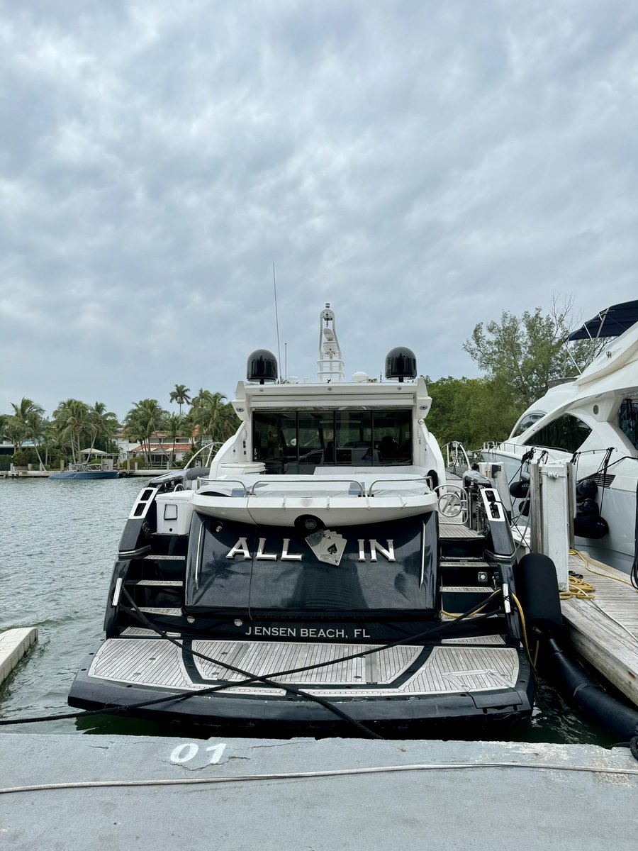 Cr3scnt's tweet photo. @theallinpod Boats &amp; BROS 🃏 https://t.co/5bo964Xka2