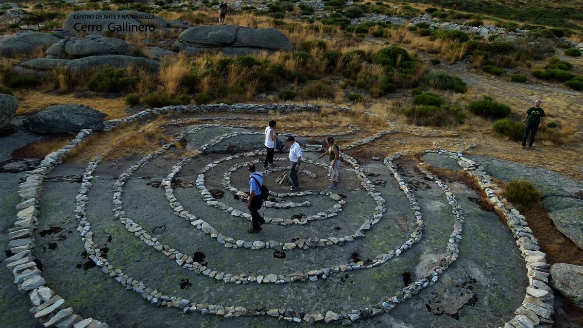 Desde la #SierradeGredos hasta la cuenca del río Alberche, el #CerroGallinero es un mirador privilegiado. Ven y disfruta de vistas que inspiran a artistas a crear obras que capturan la esencia de este paisaje único. 🏞️🎨 #VistasInspiradoras cerrogallinero.com"